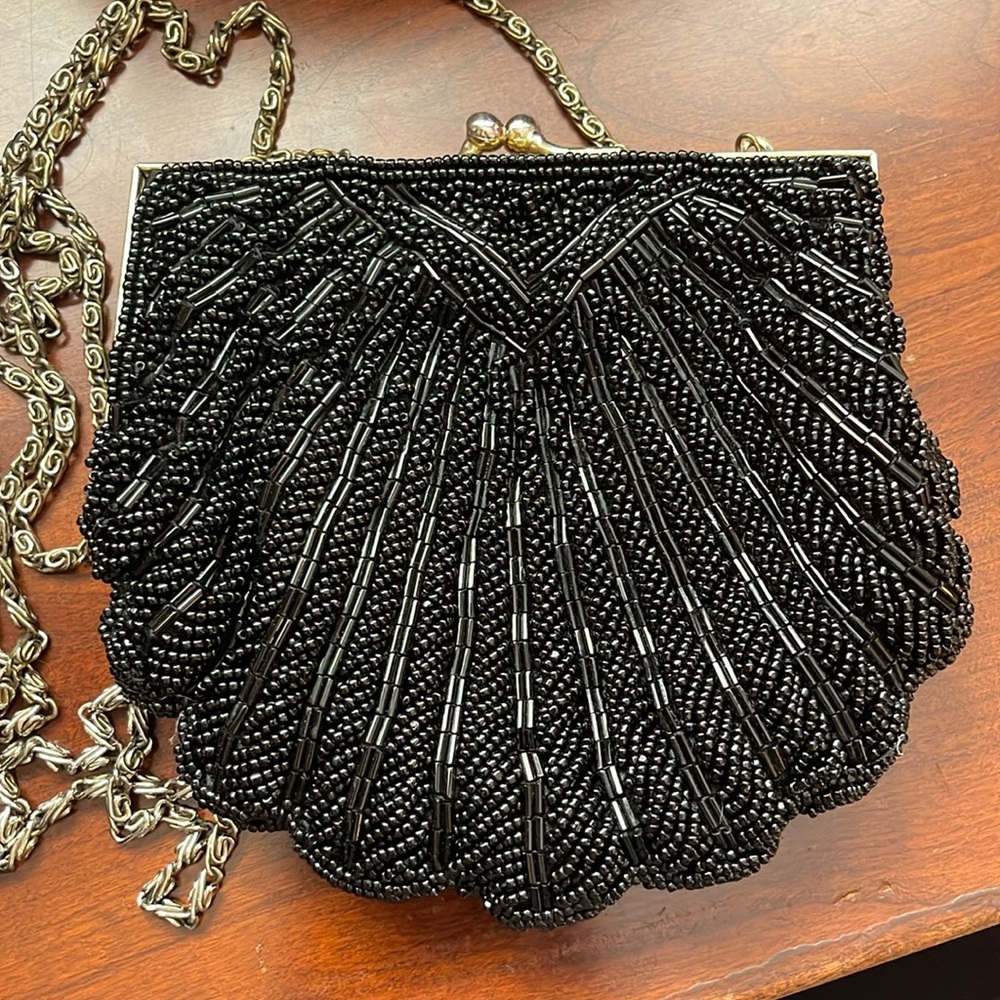 La Regale Vintage Beaded Clamshell Purse
